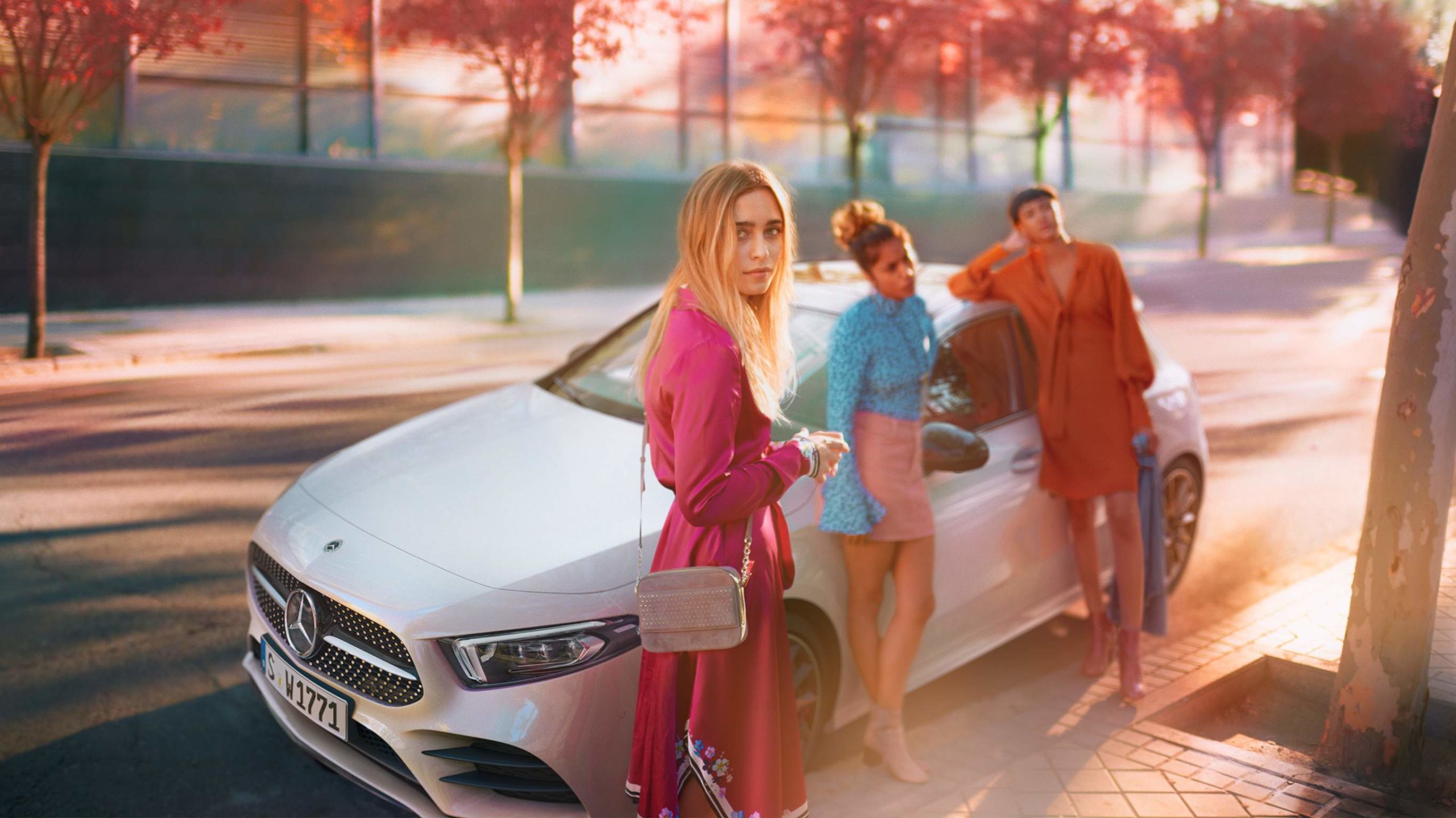 Amigas posando junto a la bellamente diseñada Clase A Compacta de Mercedes-Benz