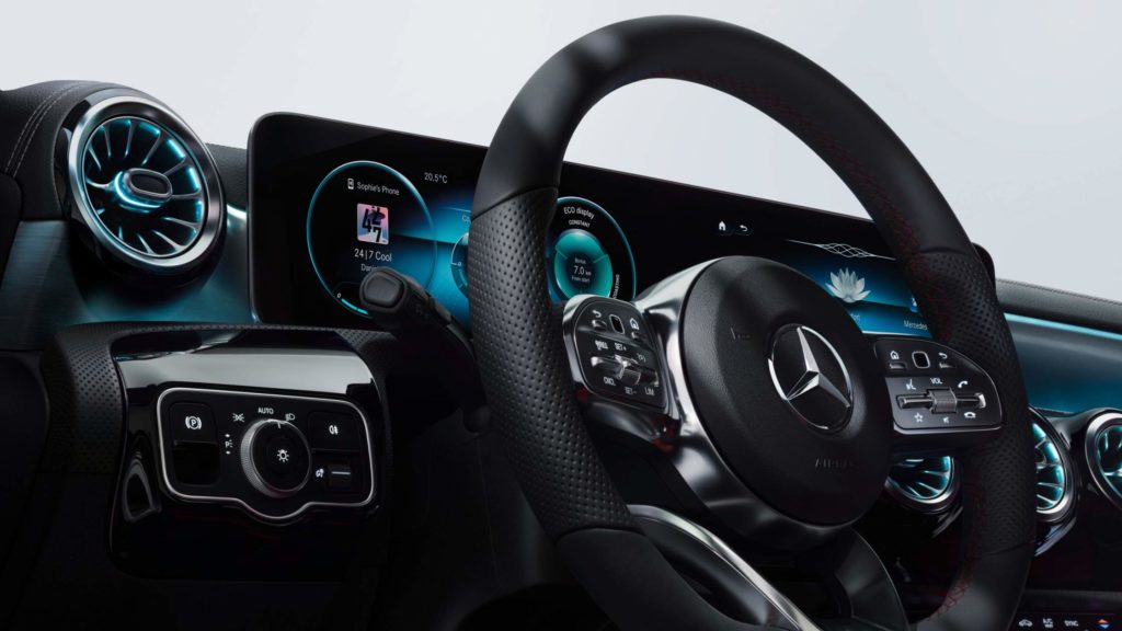 Volante deportivo y tablero tecnologico de la Clase A compacta de Mercedes-Benz