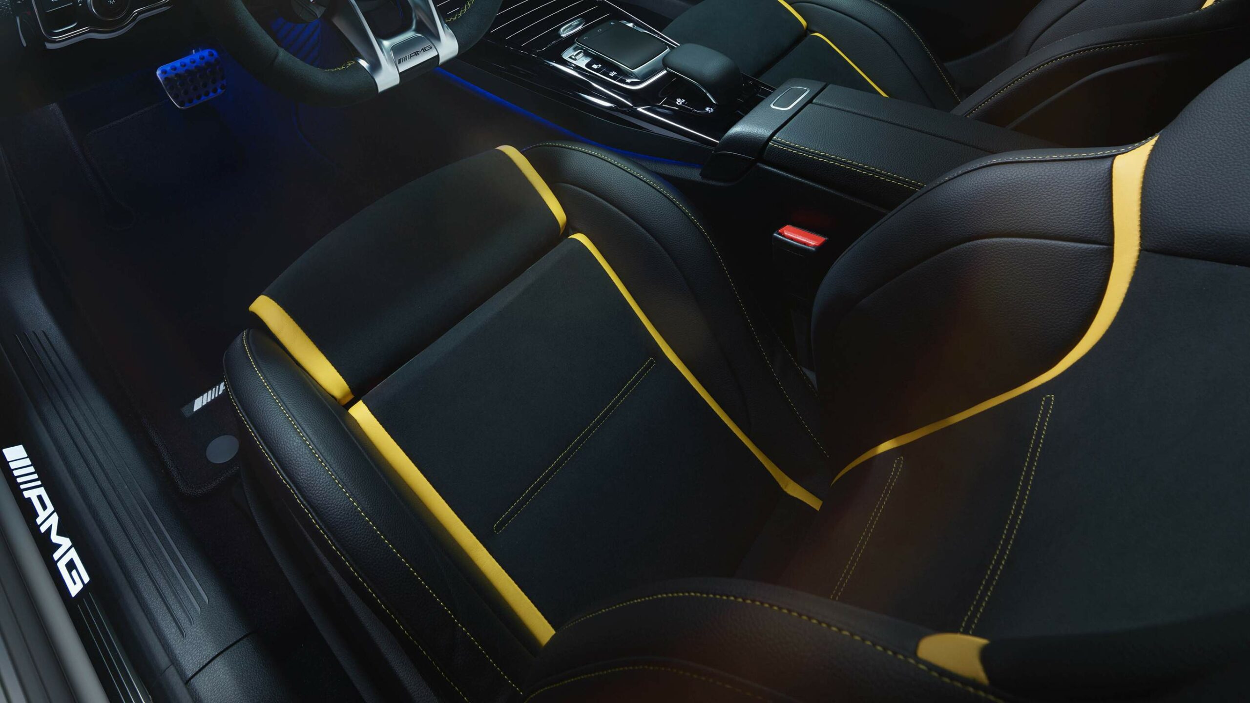 Diseños de los asientos deportivos en color negro y amarillo, Clase A AMG