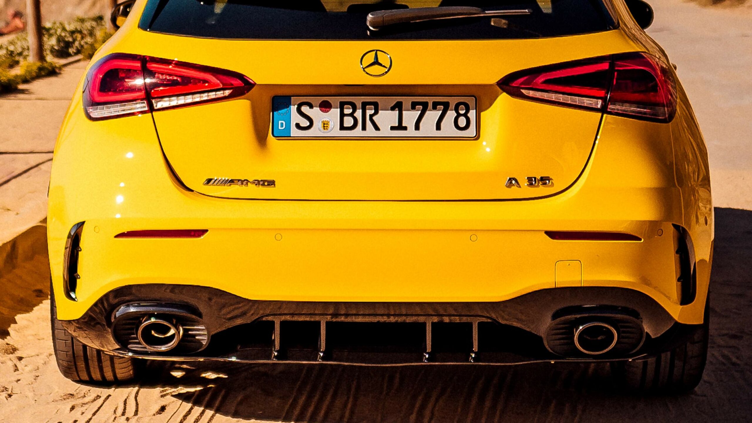 Faldon trasero de la espectacular y deportiva Clase A AMG compacta en color amarillo