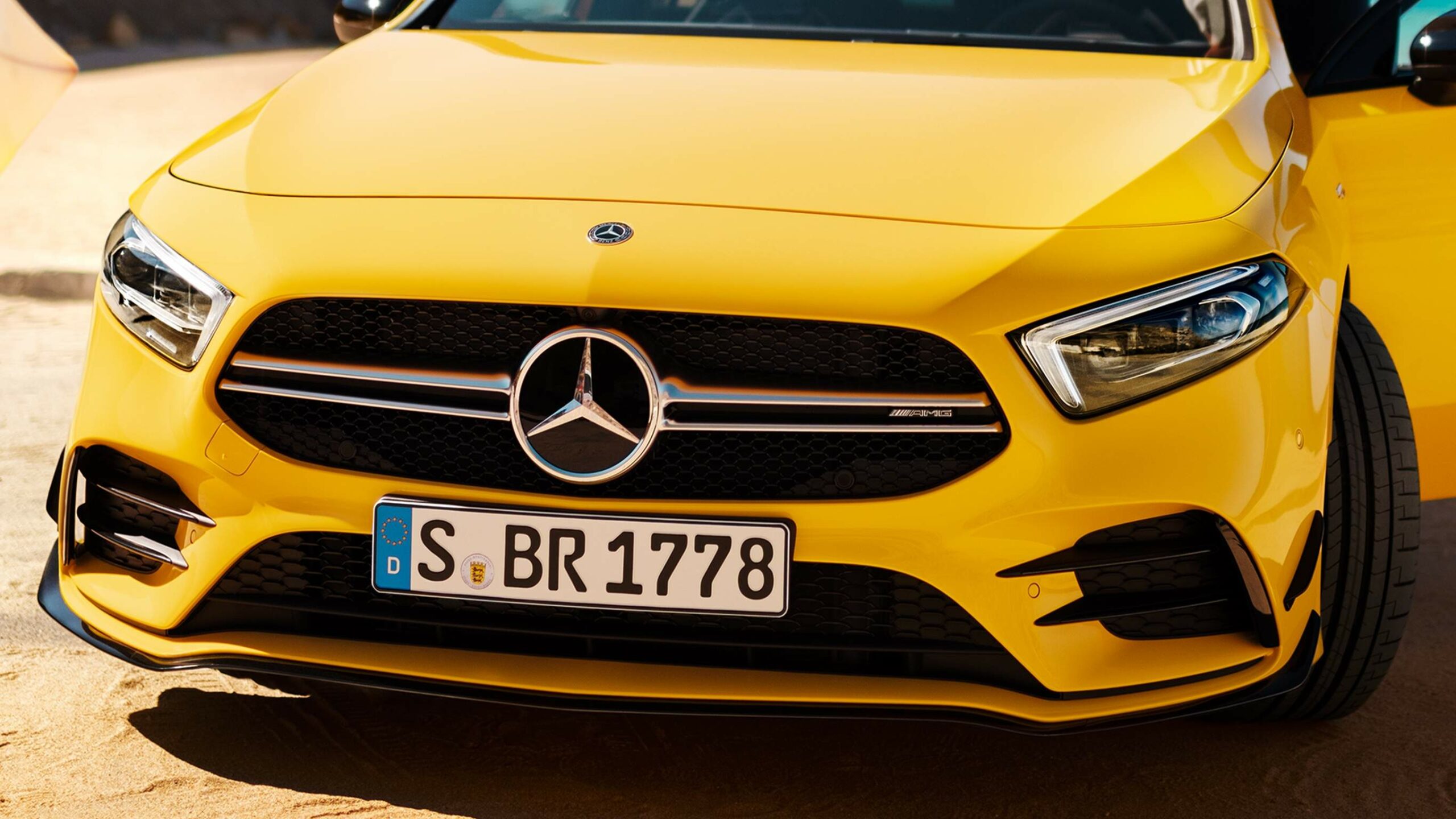 Frente de una Clase A AMG compacta de color amarillo, deportividad pura