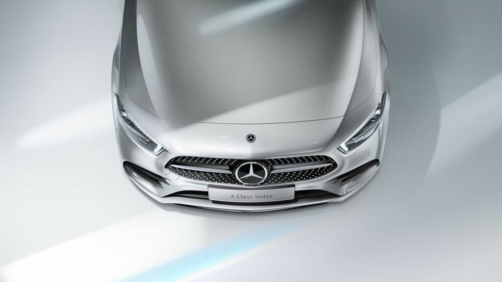 Capot del motor de la Clase A Sedan de Mercedes-Benz en color plateado