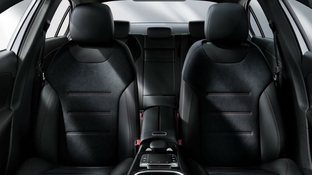 Confort y diseño del interior de la Clase A Sedan, asientos deportivos