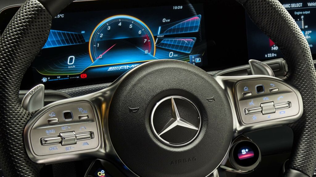 Volante deportivo y tablero digital de la moderna Clase A Sedan AMG de Mercedes-Benz