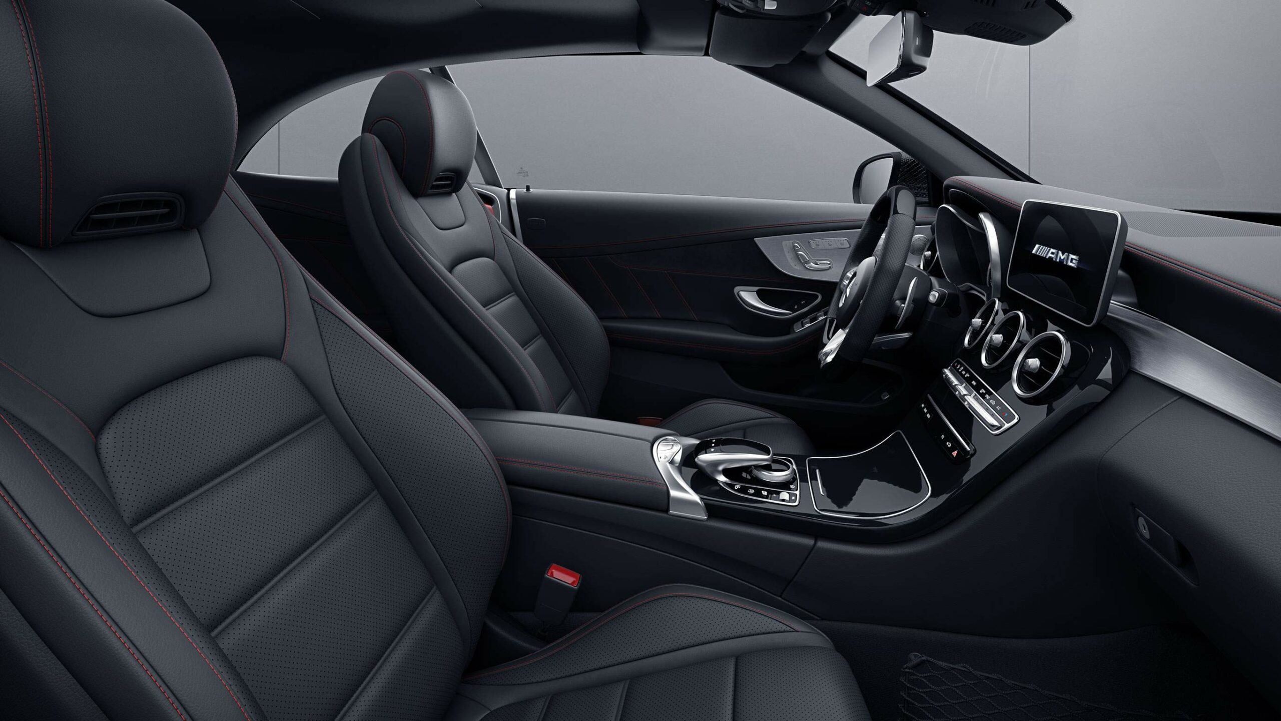 Diseño interior deportivo de la seductora Clase C Cabrio AMG de Mercedes-Benz