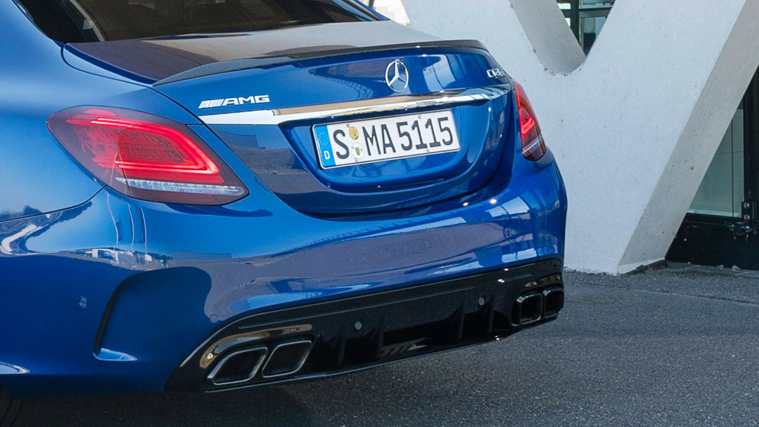 Faldon trasero de la Clase C AMG de Mercedes-Benz en color azul marino