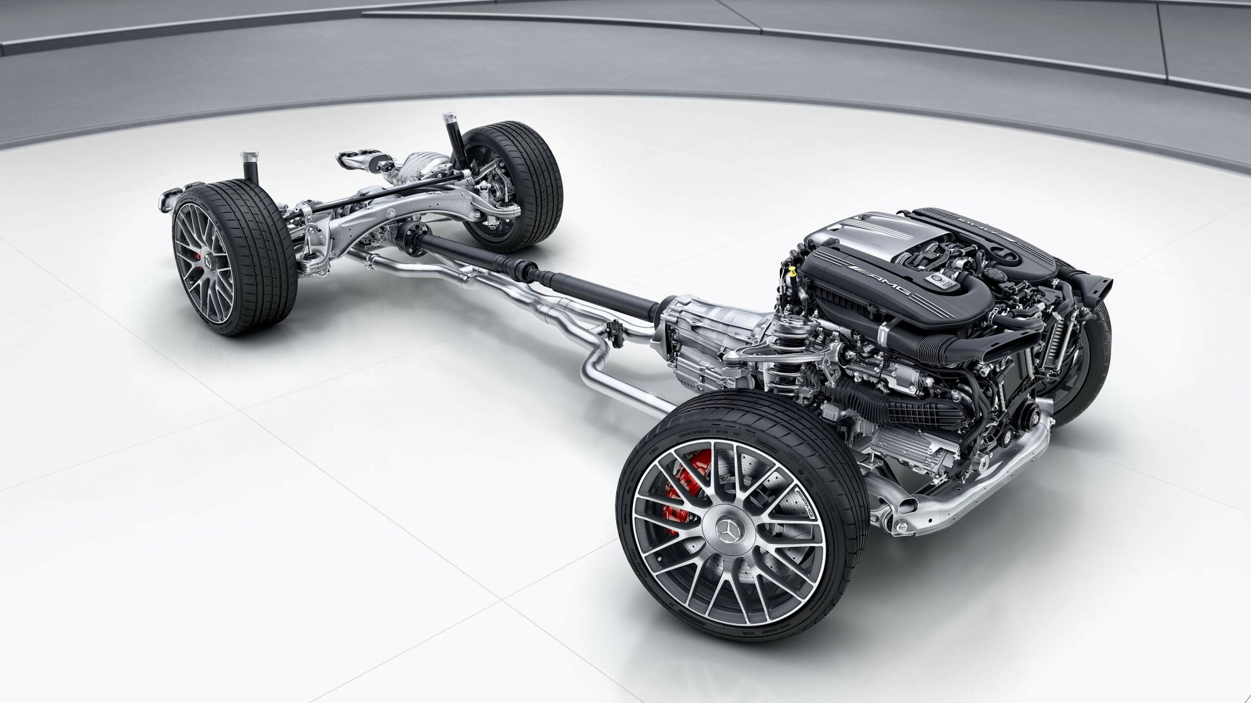 Chasis, suspension y motor de la deportiva Clase C AMG de Mercedes-Benz
