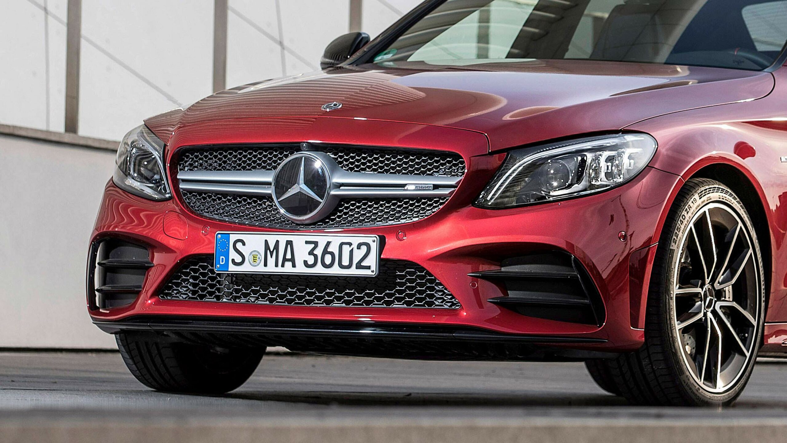 Diseño frontal de la Clase C AMG de Mercedes-Benz en color rojo