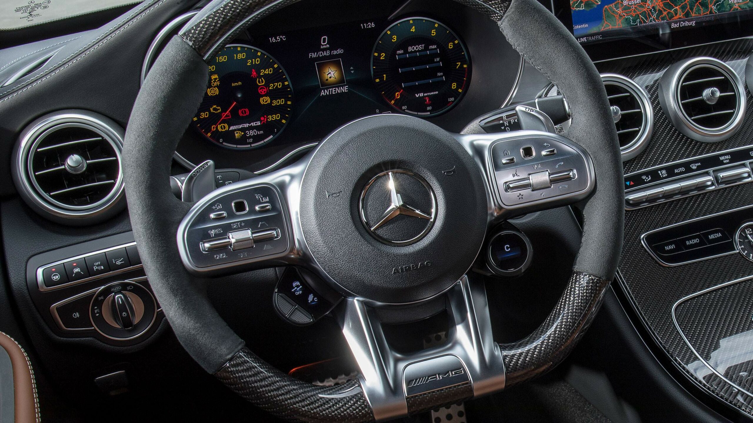 Diseño de volante deportivo lujoso dentro de la Clase C AMG de Mercedes-Benz