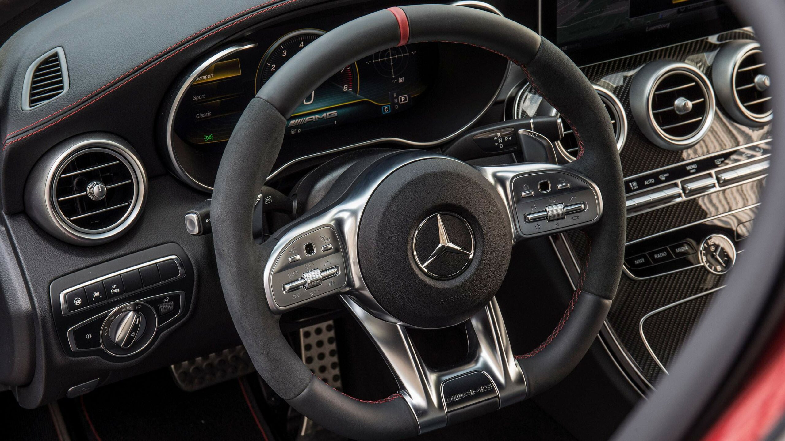 Volante deportivo Mercedes-Benz dentro de la lujosa Clase C AMG