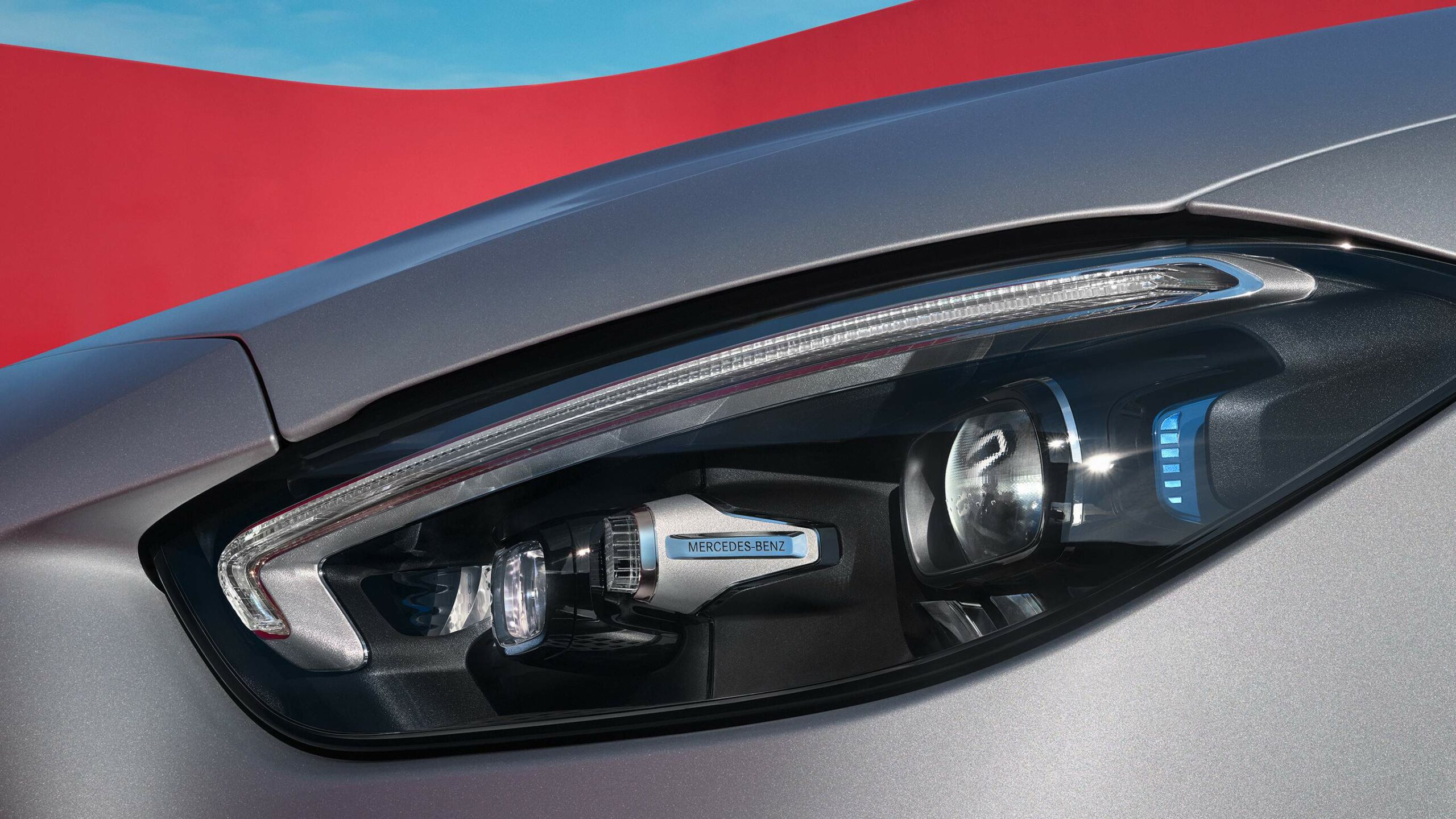 Diseño de las luces frontales LED de la Clase C Sedan de Mercedes-Benz