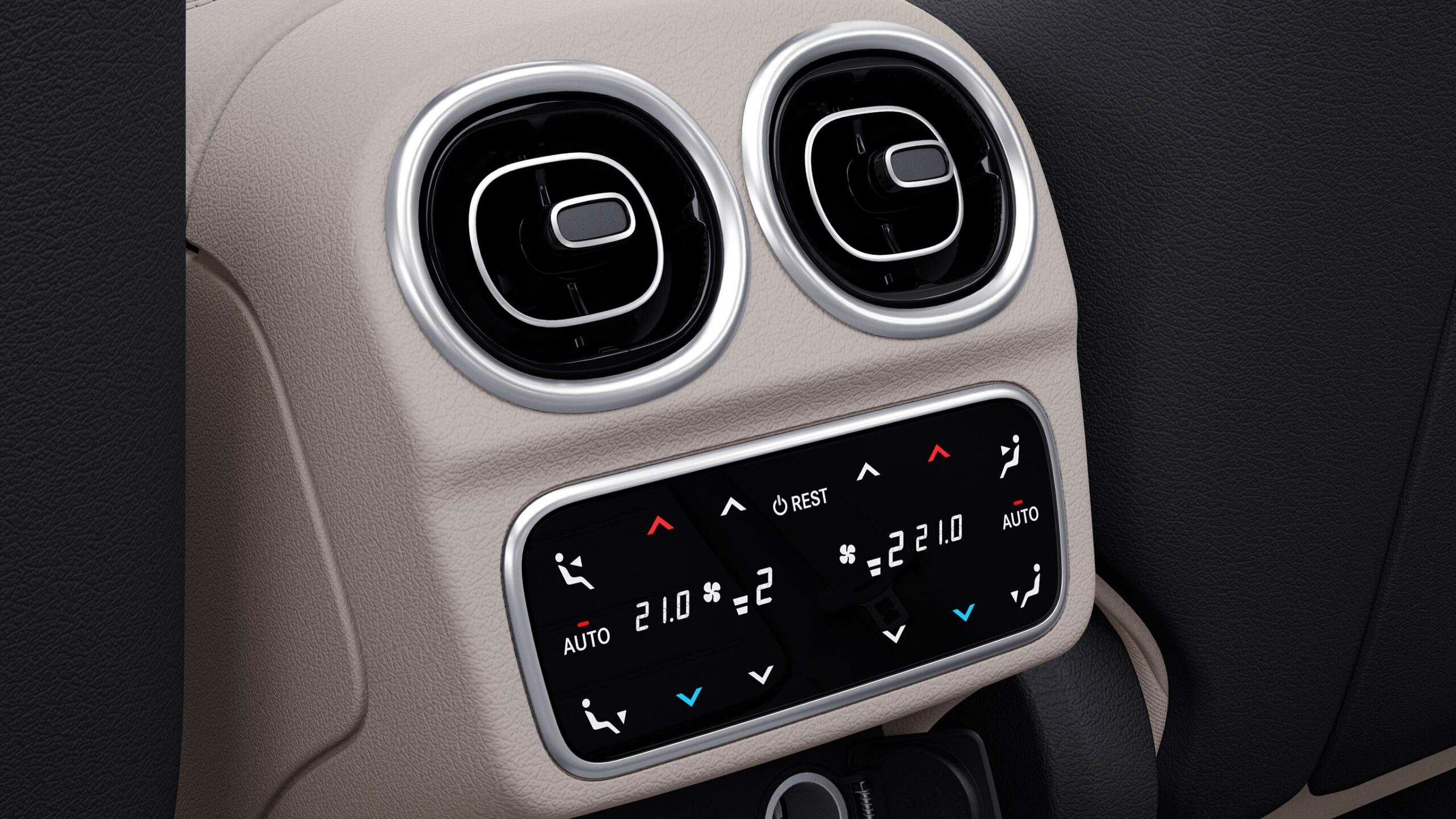 Control de climatizacion dentro de la comoda y espaciosa Clase C Sedan de Mercedes-Benz