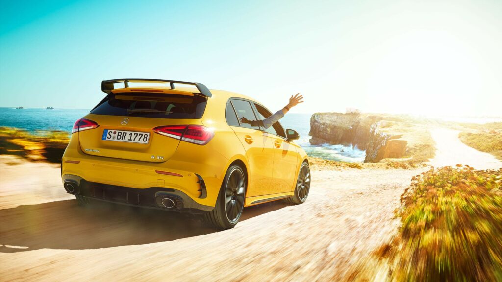 Vacaciones en la playa con la Clase A AMG compacta, autos deportivos