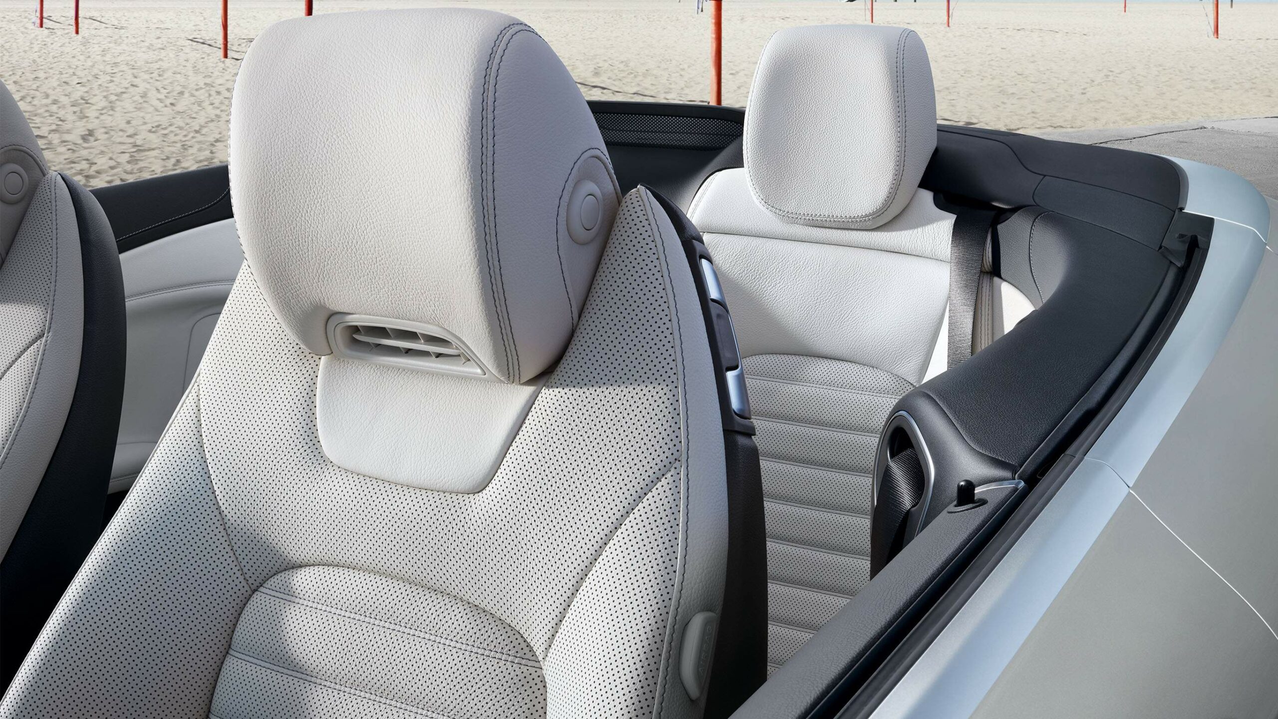 Detalles de los asientos deportivos en la Clase C Cabriolet de Mercedes-Benz