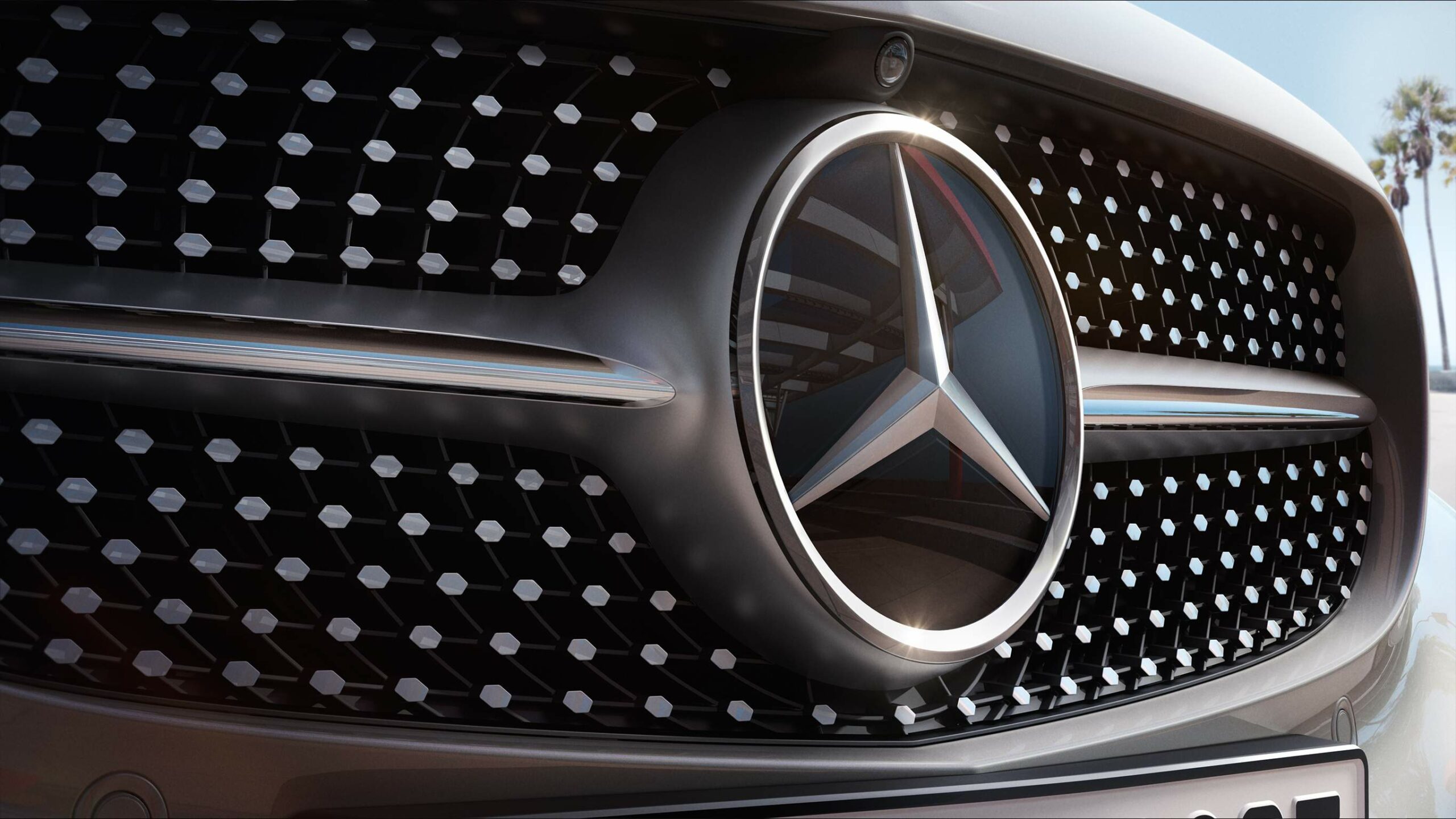 Parrilla y estrella de Mercedes-Benz en la descapotable Clase C Cabriolet
