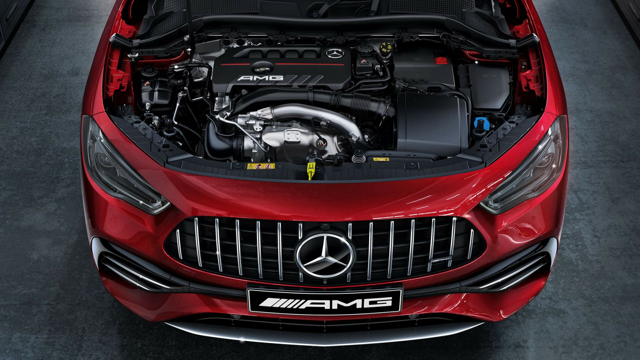 El motor deportivo dentro del capot de la GLA AMG de Mercedes-Benz