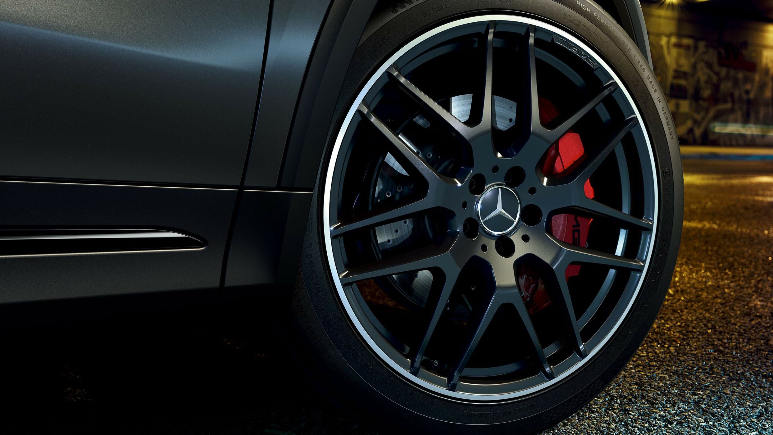 Discos de frenos y neumaticos AMG de la GLA AMG de Mercedes-Benz