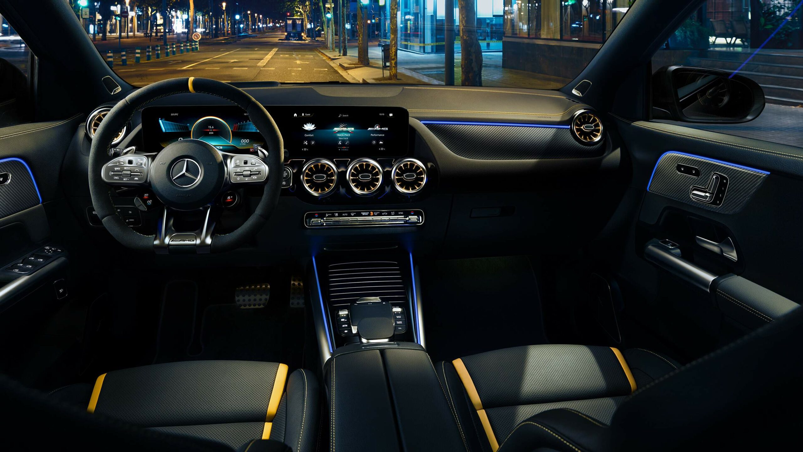 Interior de la GLA AMG 45 de Mercedes-Benz, deportividad y lujo combinados