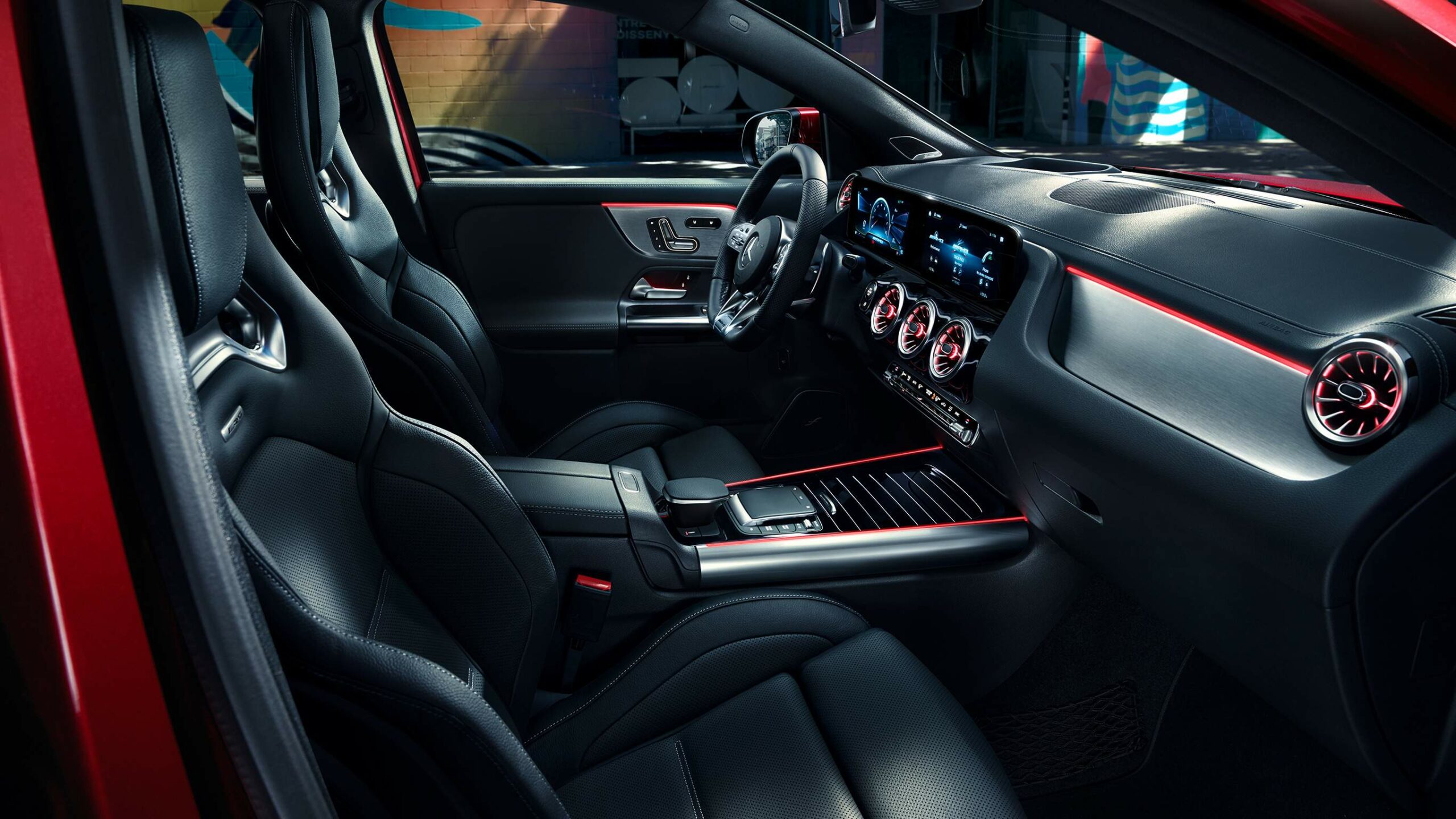 El interior deportivo de una GLA AMG de color rojo, Mercedes-Benz