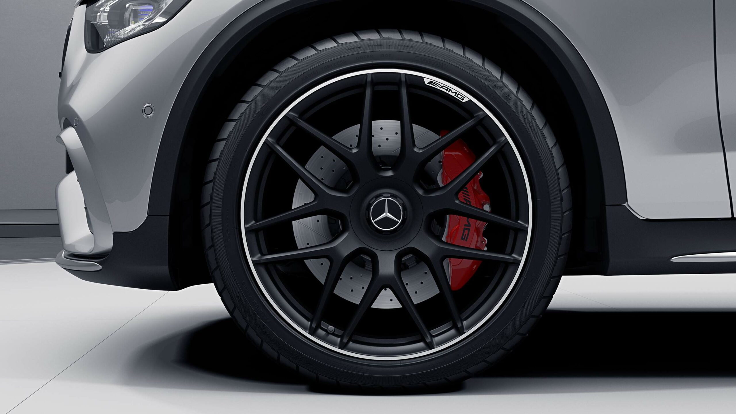 Frenos AMG de la GLE Coupe de Mercedes-Benz en rojo