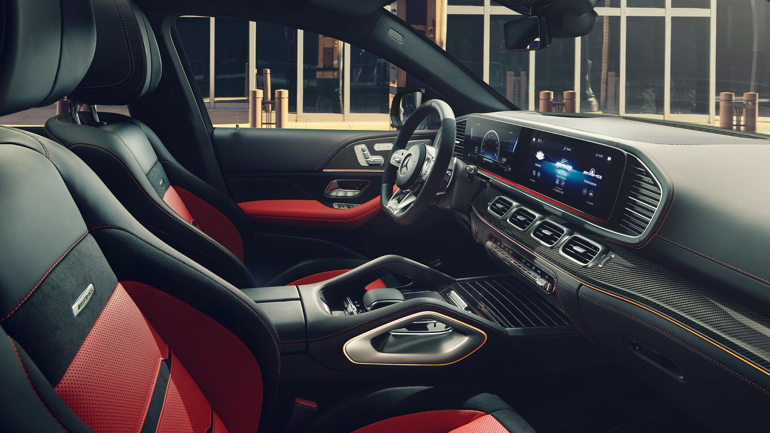 Asientos deportivos dentro de la GLE Coupe AMG de Mercedes-Benz, en rojo y negro