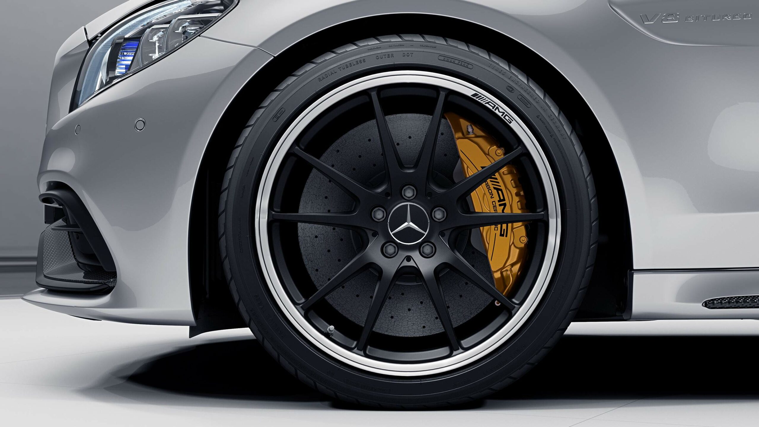 Mercedes-Benz Clase C Coupe AMG con discos de frenos amarillos