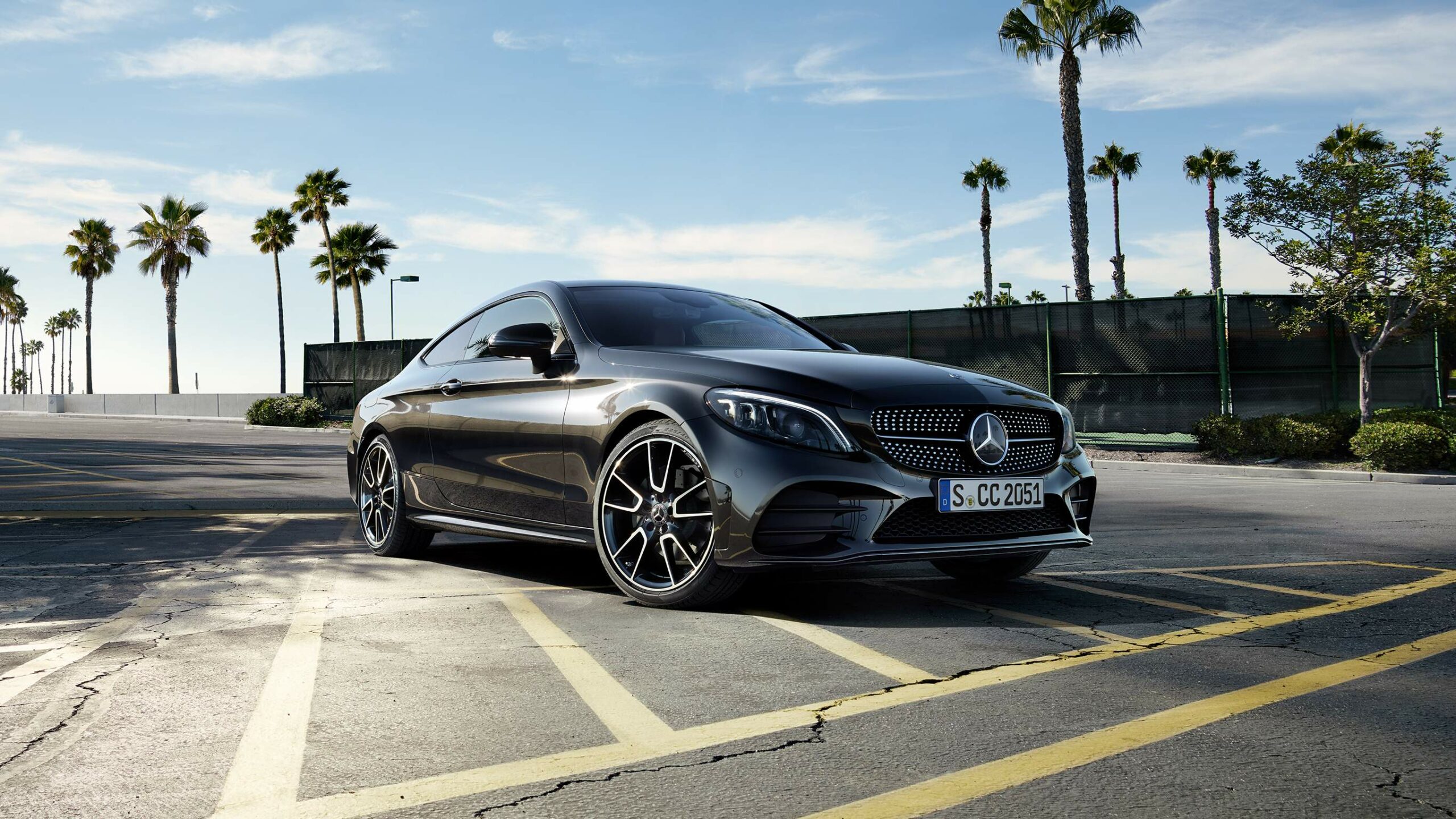 Wallpaper de la lujosa y renombrada Clase C Coupe de Mercedes-Benz en color negro