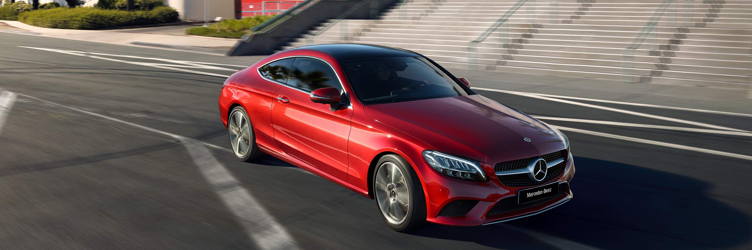 Perfil de la seductiva Clase C Coupe de Mercedes-Benz en color rojo