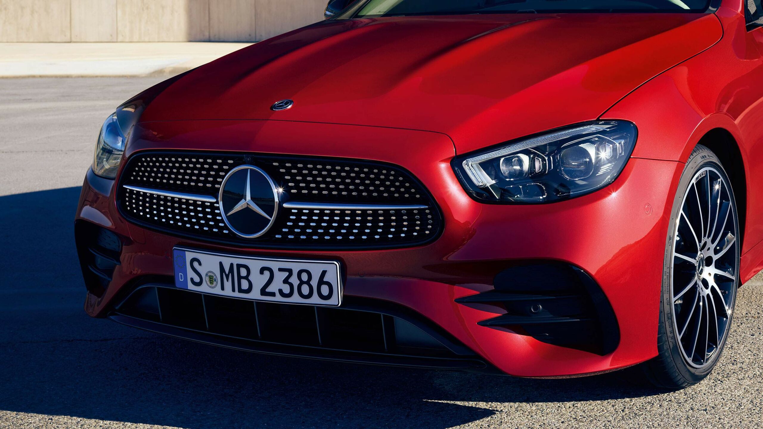 Fachada frontal de la Clase E Coupe de Mercedes-Benz, en rojo
