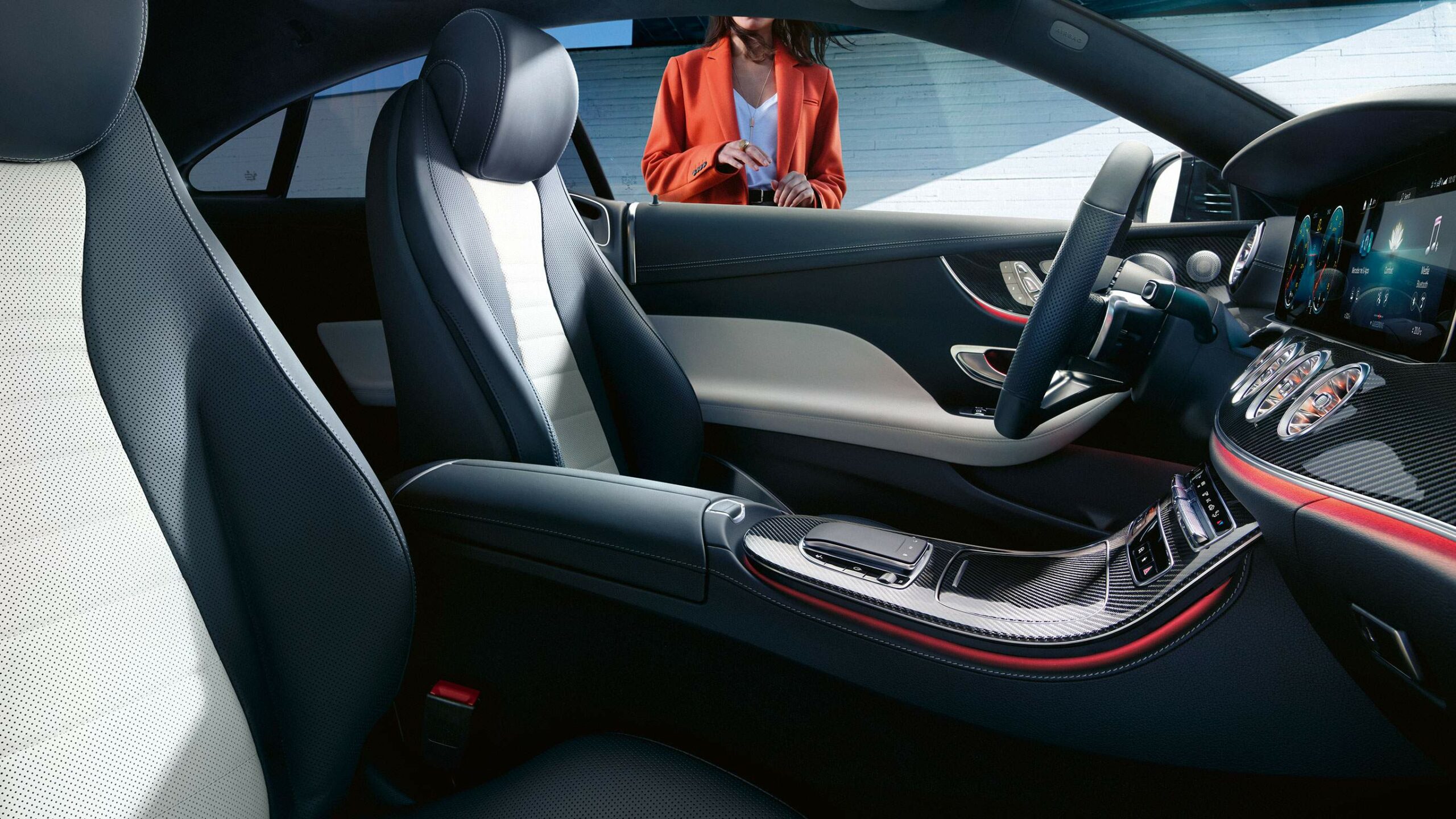 Ambiente interior personalizado dentro de la lujosa Clase E Coupe