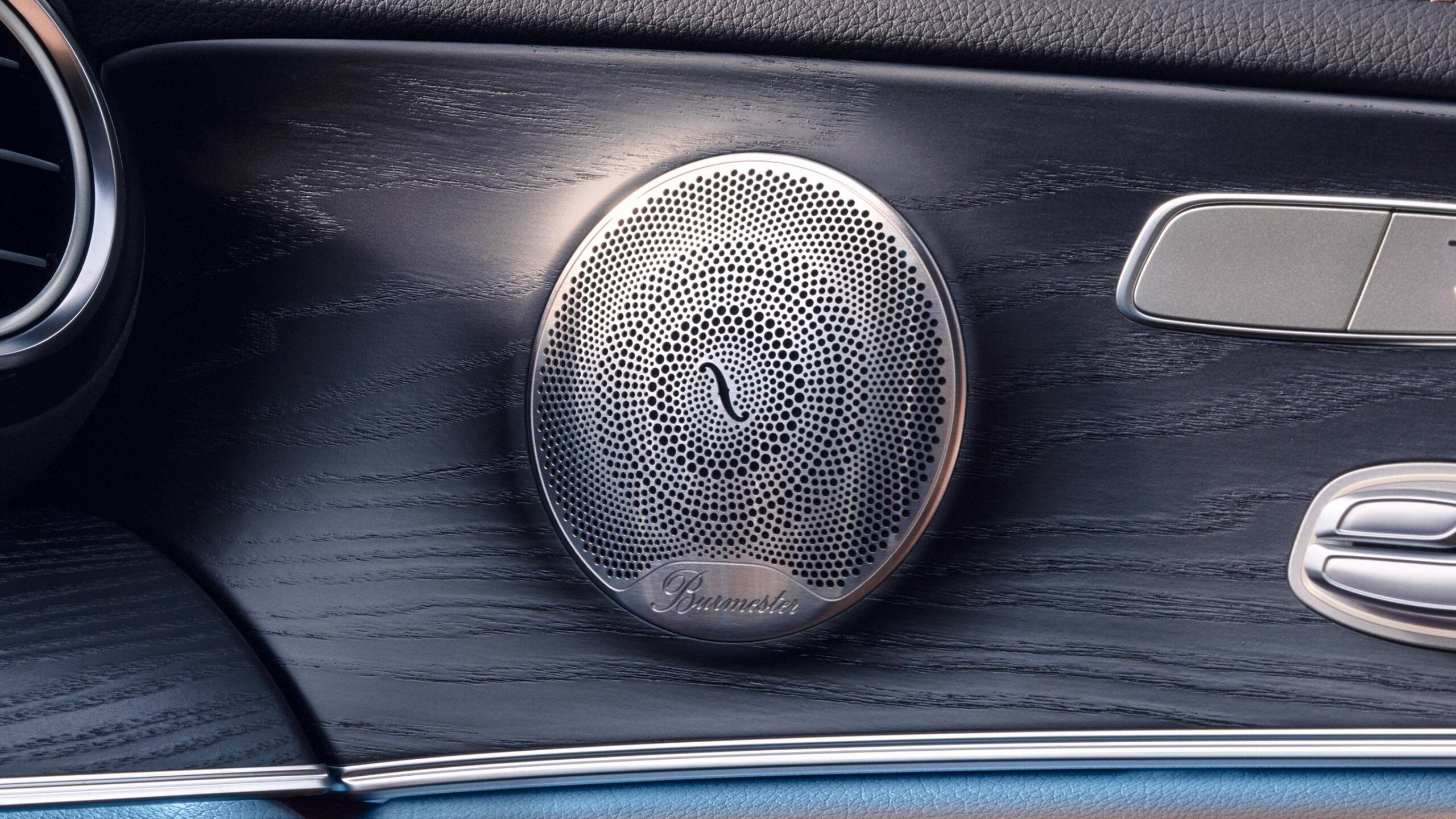 Parlantes de sonido Burmester dentro de la Clase E Sedan de Mercedes-Benz