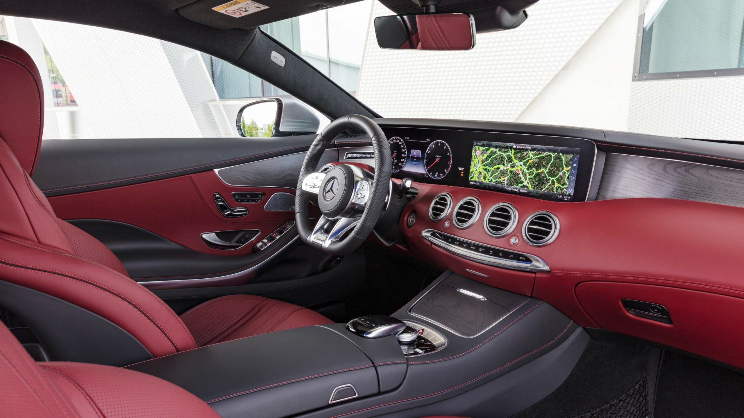 Interior deportivo y lujoso de la Clase S Coupe de Mercedes-Benz con asientos rojos