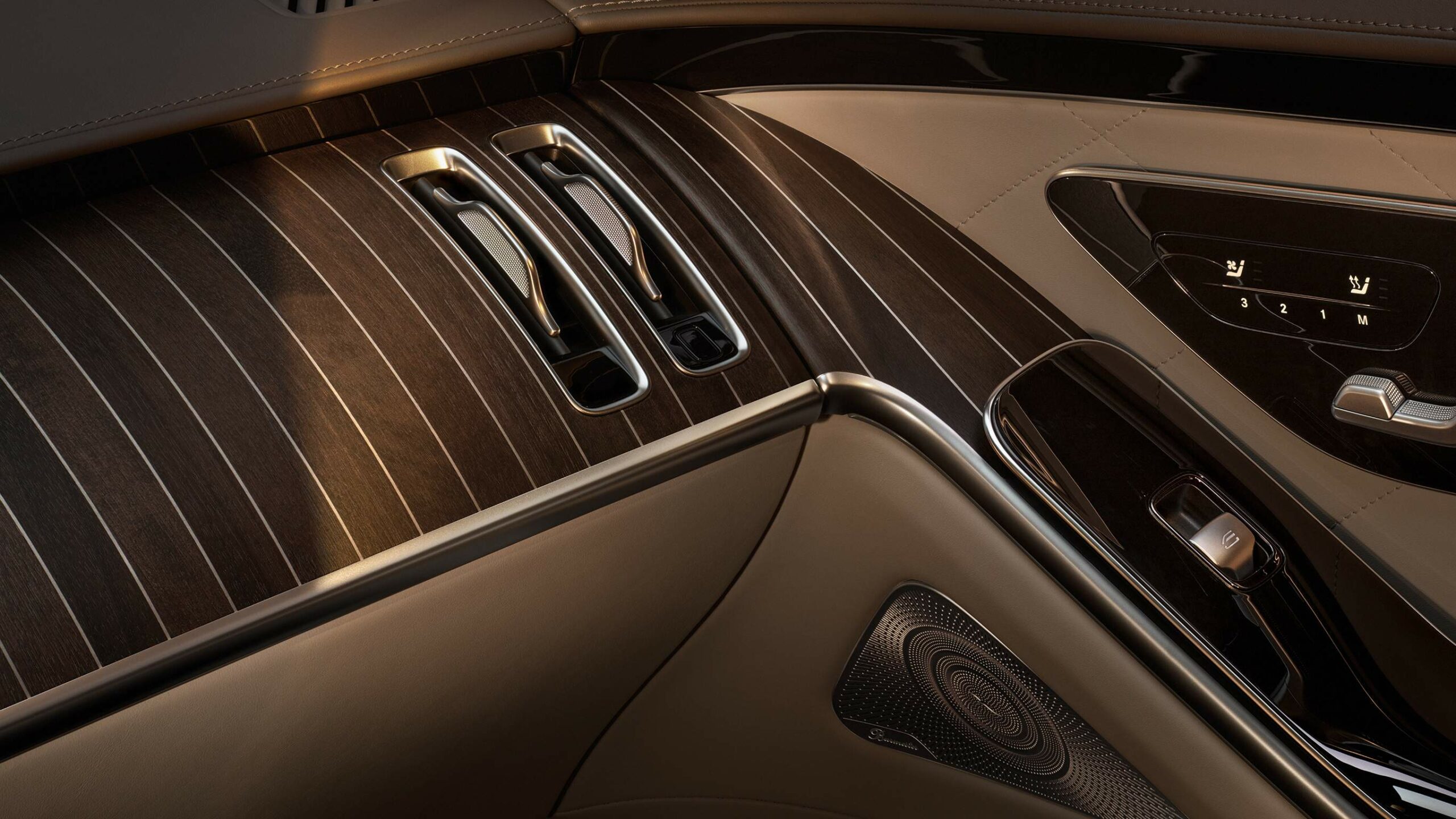 Diseño interior rustico en la Clase S Sedan de Mercedes-Benz