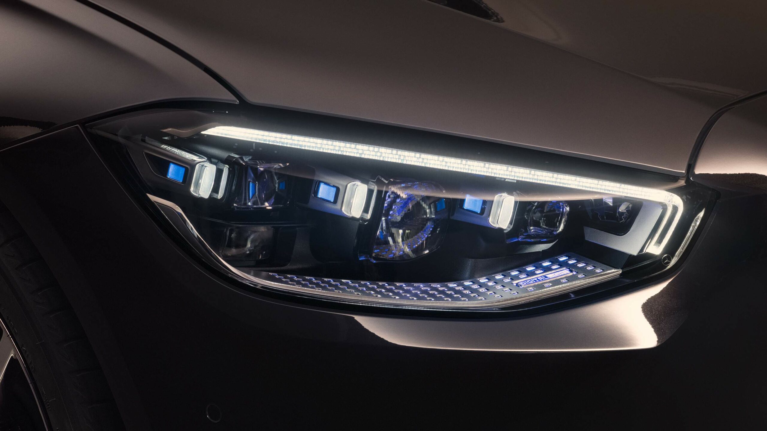 Diseño de los faros frontales con luces LED de la Clase S Sedan de Mercedes-Benz