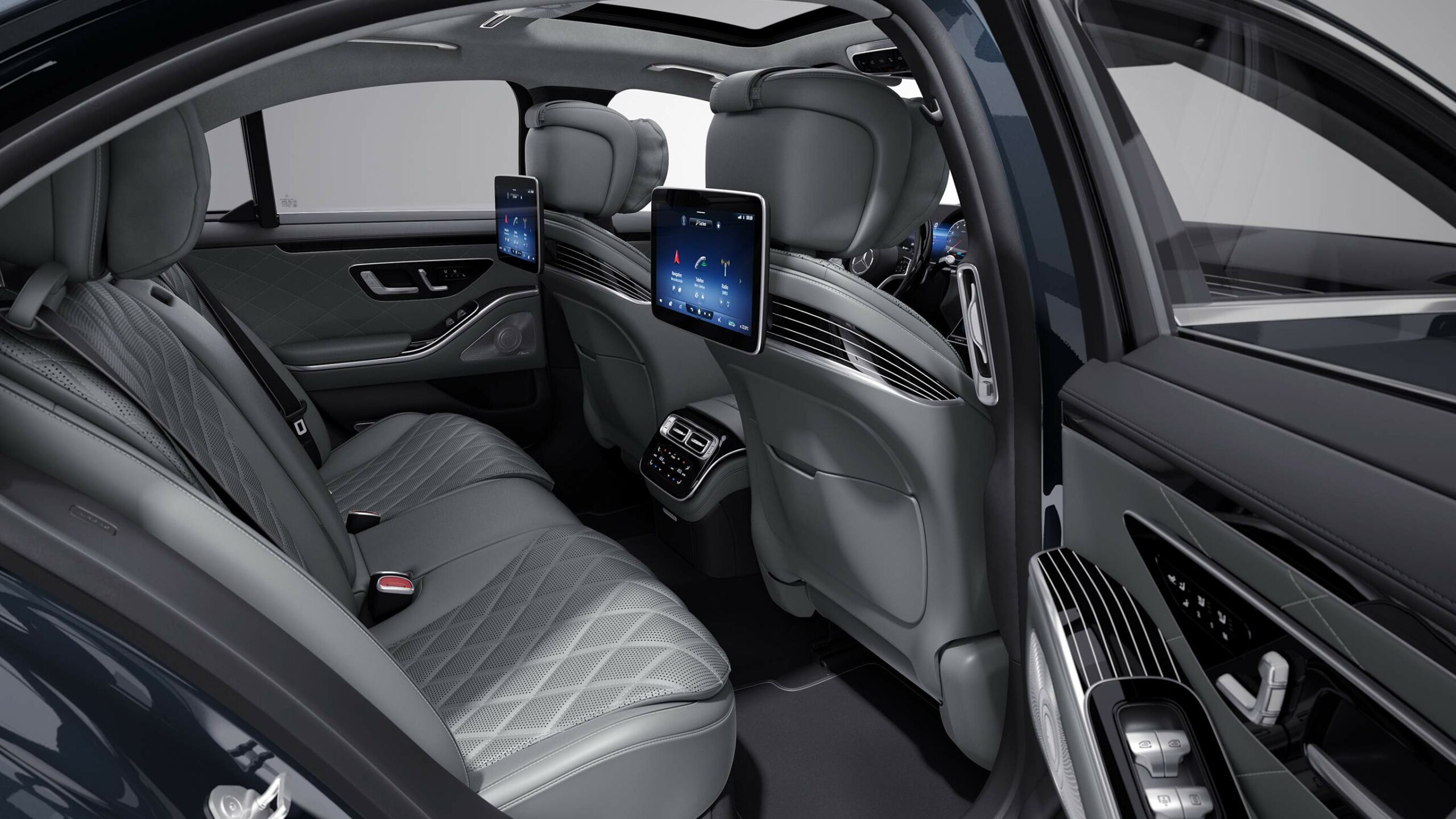 Asientos interiores de atras en la Clase S Sedan, lujo y confort puro