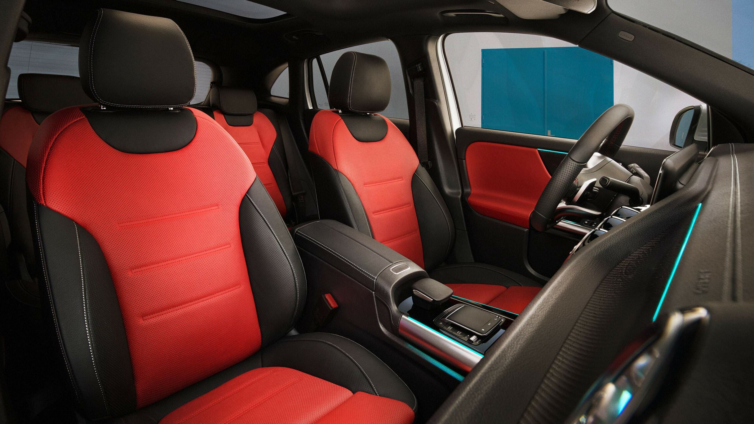Asientos deportivos rojos dentro de la GLA SUV de Mercedes-Benz