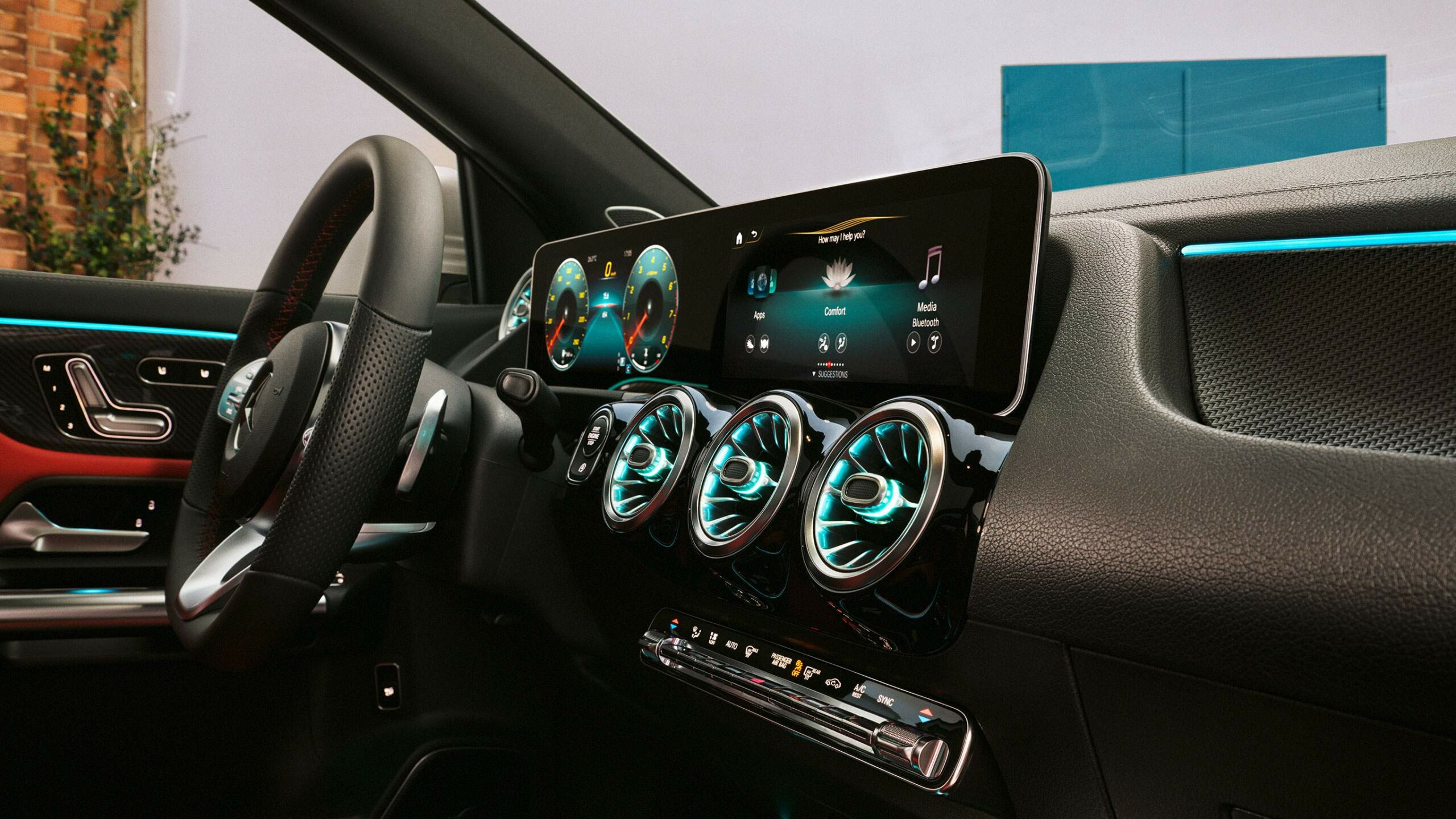 Pantalla tactil y tecnologia de punta dentro de la GLA SUV de Mercedes-Benz