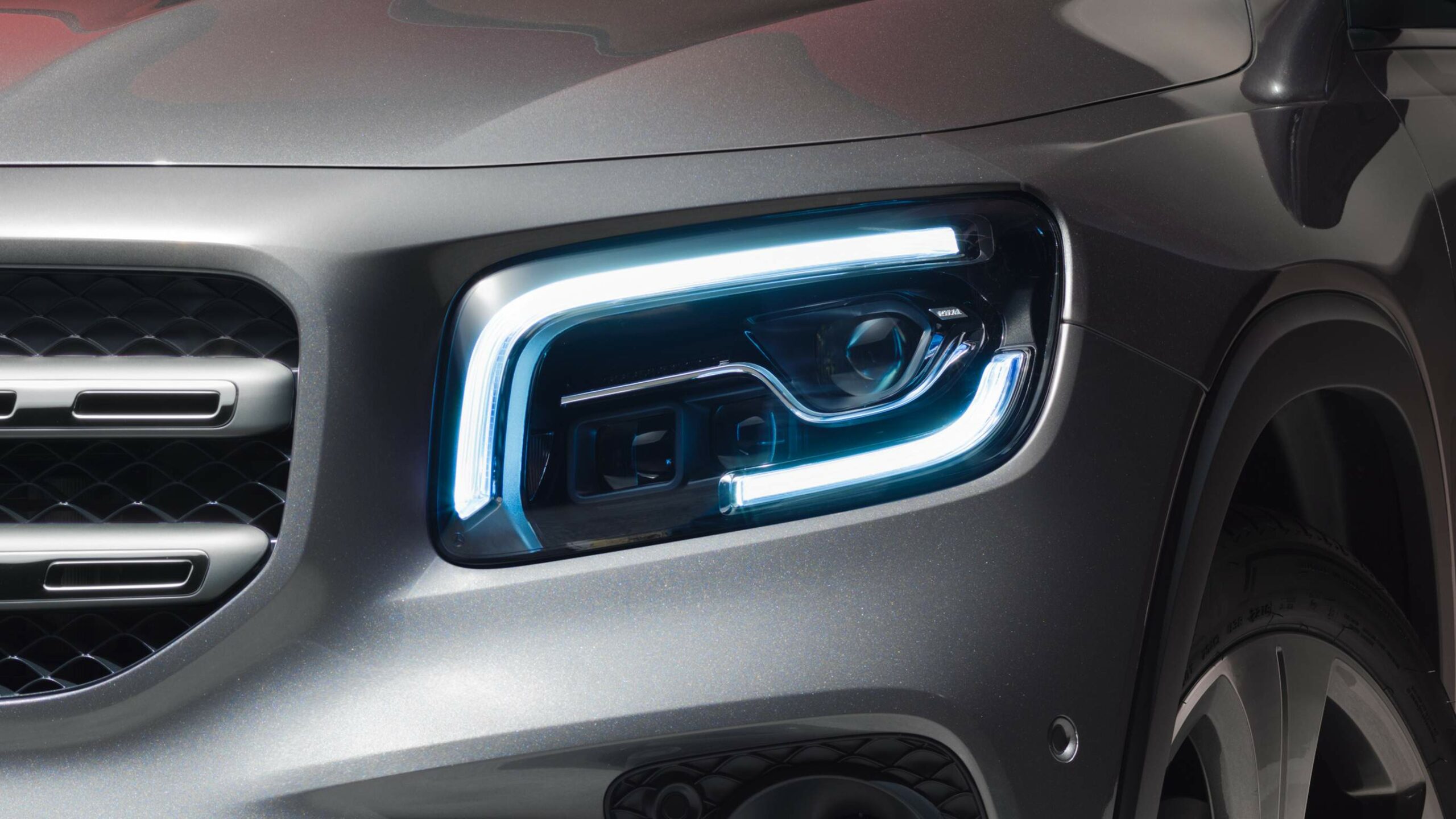 Luces frontales LED dentro de la GLB SUV, seguridad maxima en ruta