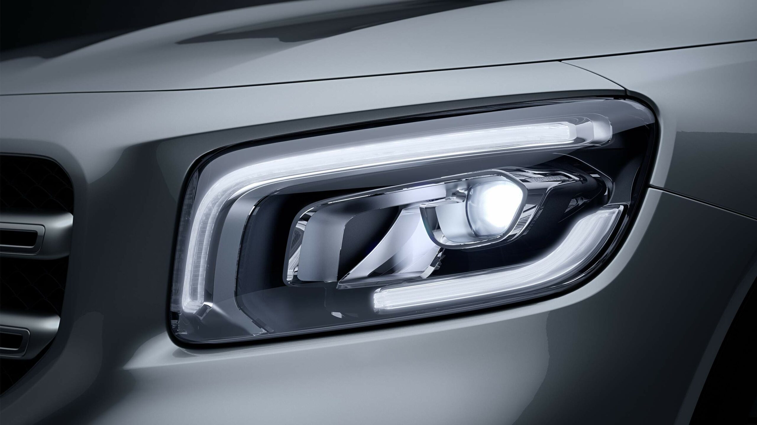 Luces frontales LED de la GLB, la SUV ideal para viajes en familia
