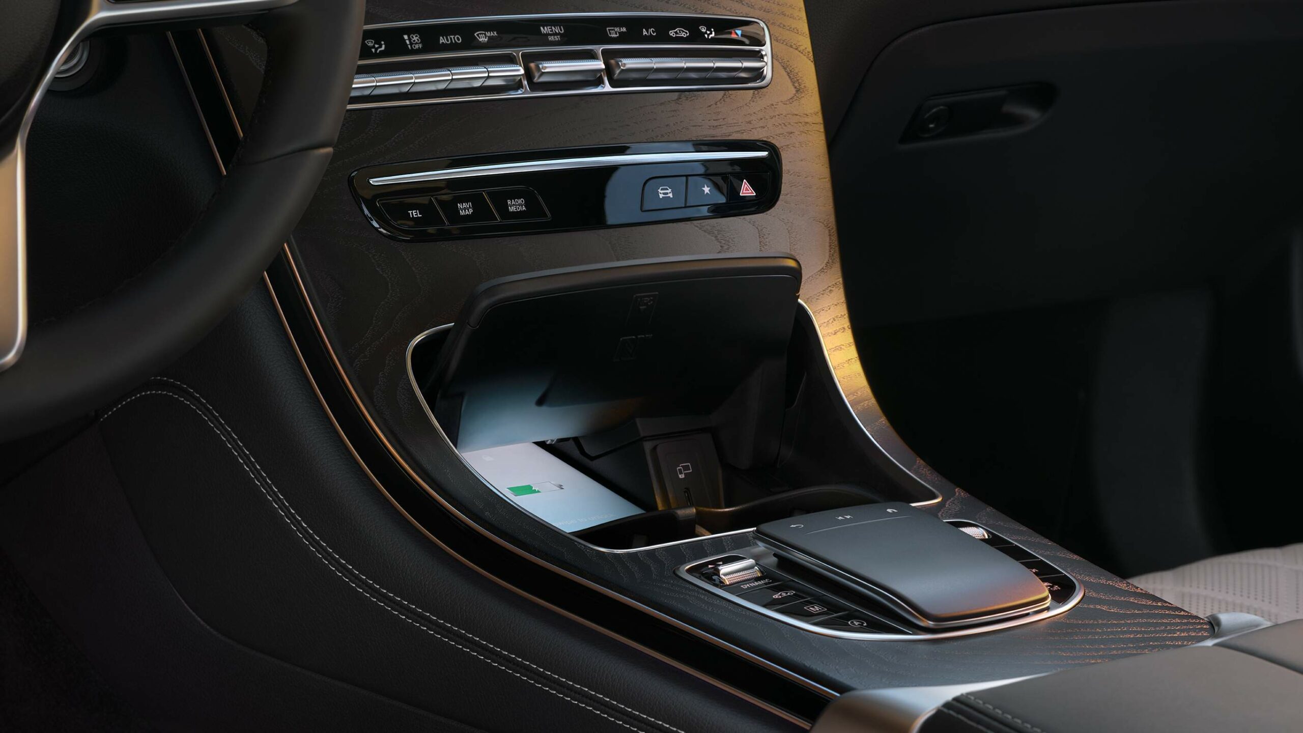 Carga inalambrica de smartphones dentro de la GLC SUV de Mercedes-Benz