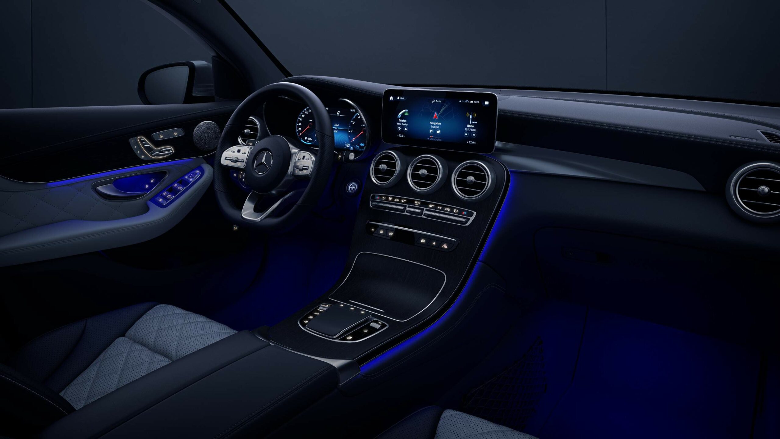 Ambiente personalizado dentro de la GLC SUV de Mercedes-Benz