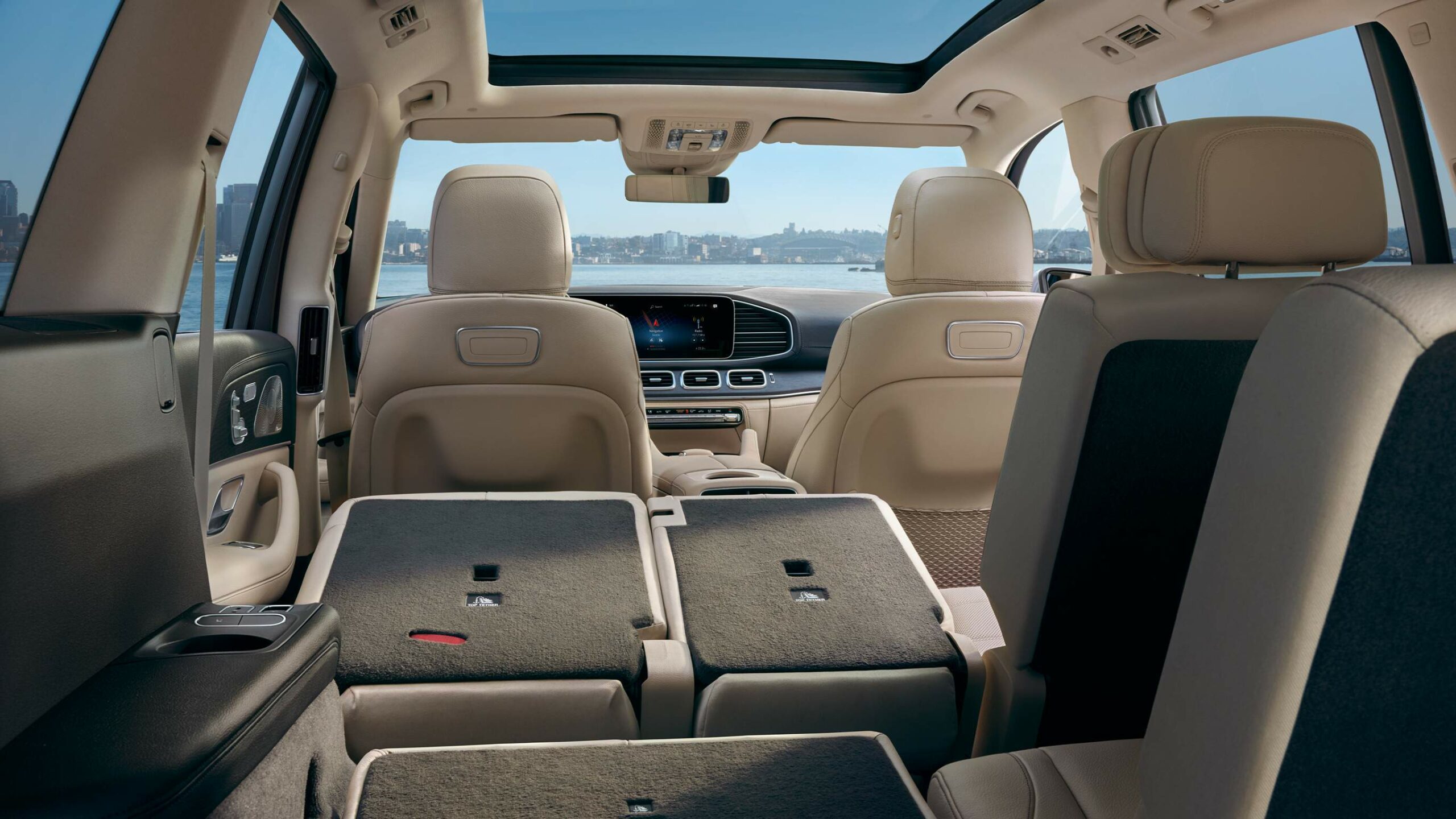Espacio de carga dentro de la GLS SUV de Mercedes-Benz, asientos movibles