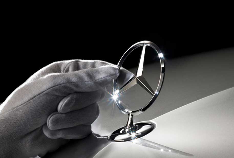 Mercedes-Benz se ha propuesto como misión mover el mundo. Nuestras tres puntas simbolizan la ambición de motorizar el mundo entero en tierra, mar y aire.