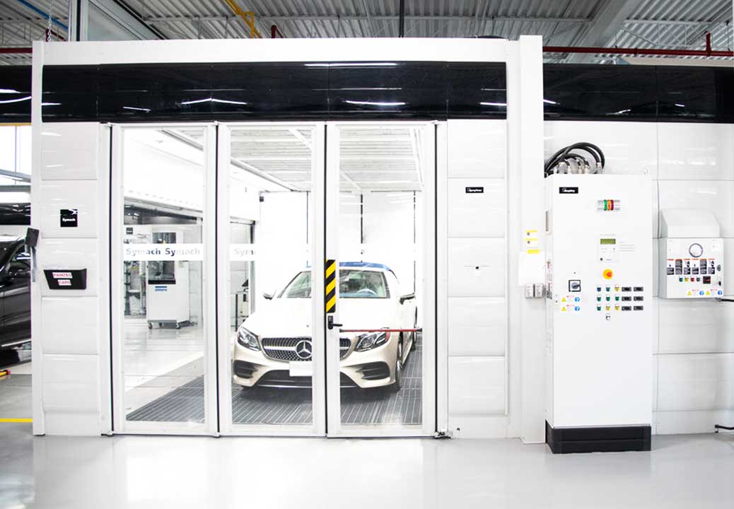 Equipamiento de vanguardia en el país que asegura un ambiente libre de polvo para pintura y secado del vehículo Mercedes-Benz.