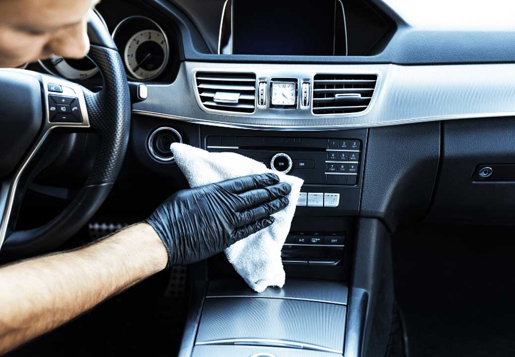 Limpieza profunda e integral del habitáculo de tu auto Mercedes-Benz, Limpieza y acondicionado de plásticos y gomas interiores, Limpieza y desodorización de la tapicería.