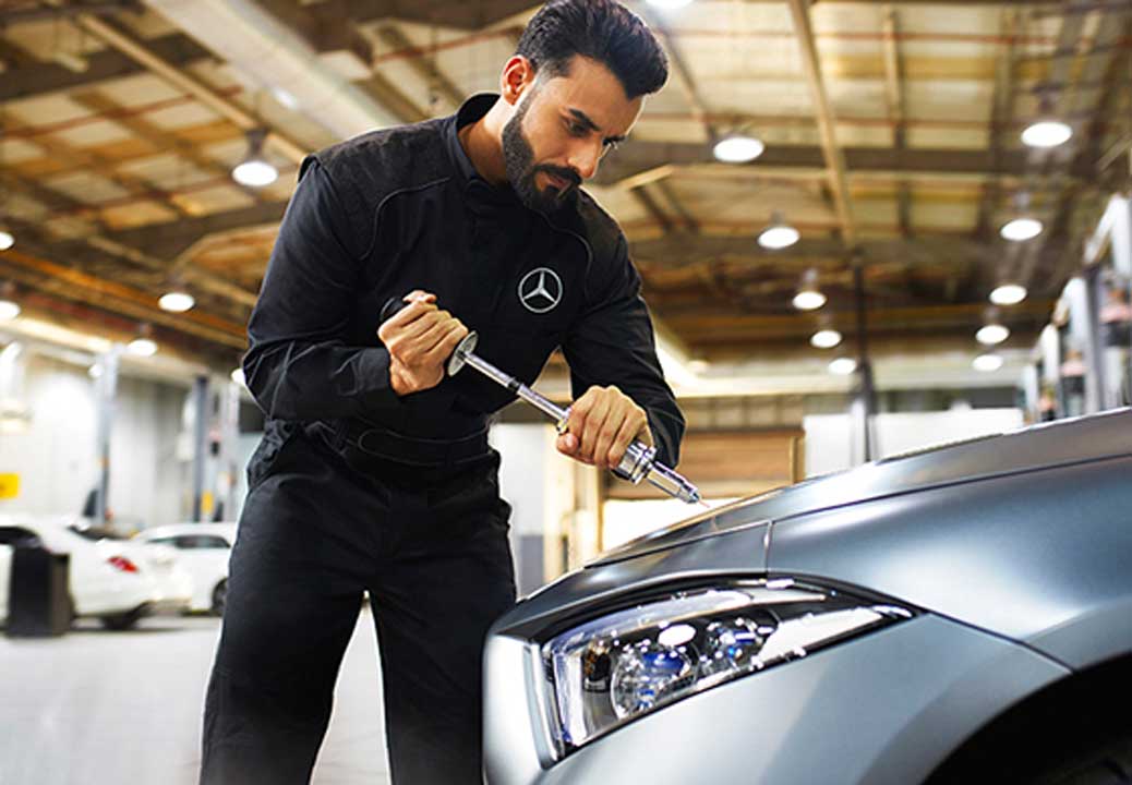 Reparación de abolladuras simples sin volver a pintar o rellenar que permite que el vehículo Mercedes-Benz conserve su pintura original.